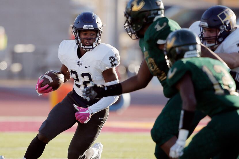 TXHSFB Jesuit sophomore running back EJ Smith (22) looks for room against the Longview...