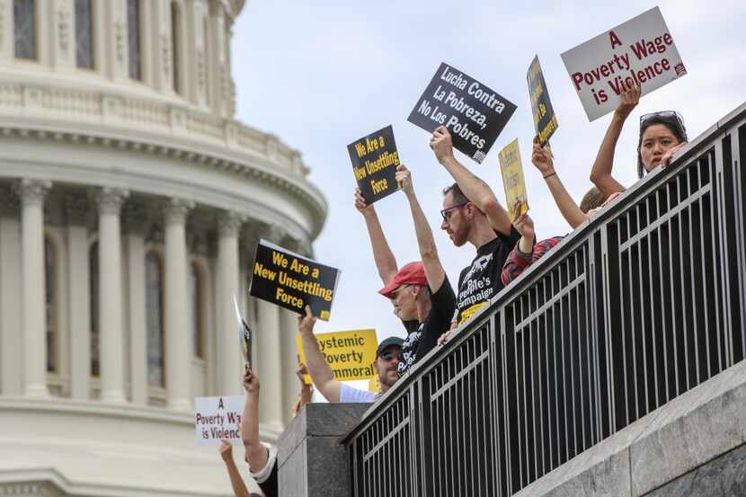 Manifestantes se congregaron frente al Capitolio en Washington D.C., en protesta a políticas...