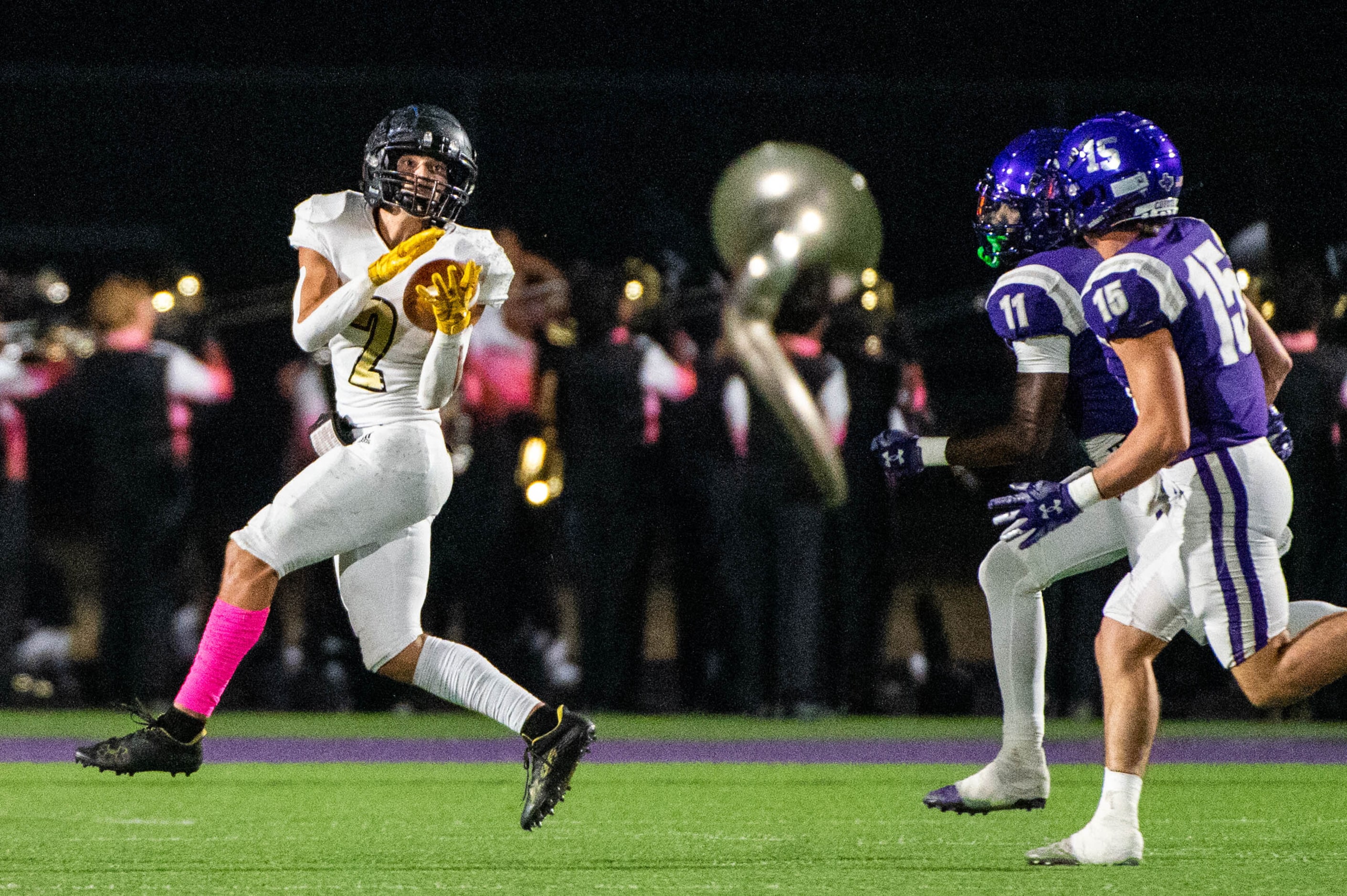 Kaufman’s Hayden Robbins (2) catches a pass in front of Anna’s Jacob Emmers (11) and Jamison...