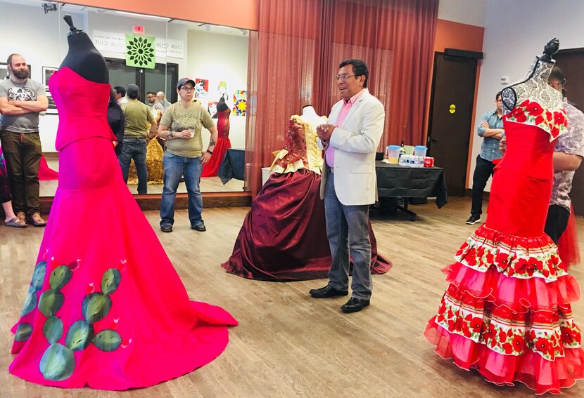 El diseñador de modas Enrique de Altamirano fotografiado entre sus diseños en el Oak Cliff...