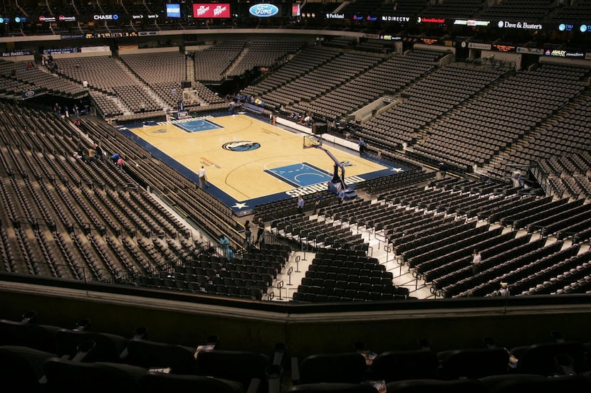 From Ice to Wood: the American Airlines Center changeover from Dallas Stars game to Dallas...