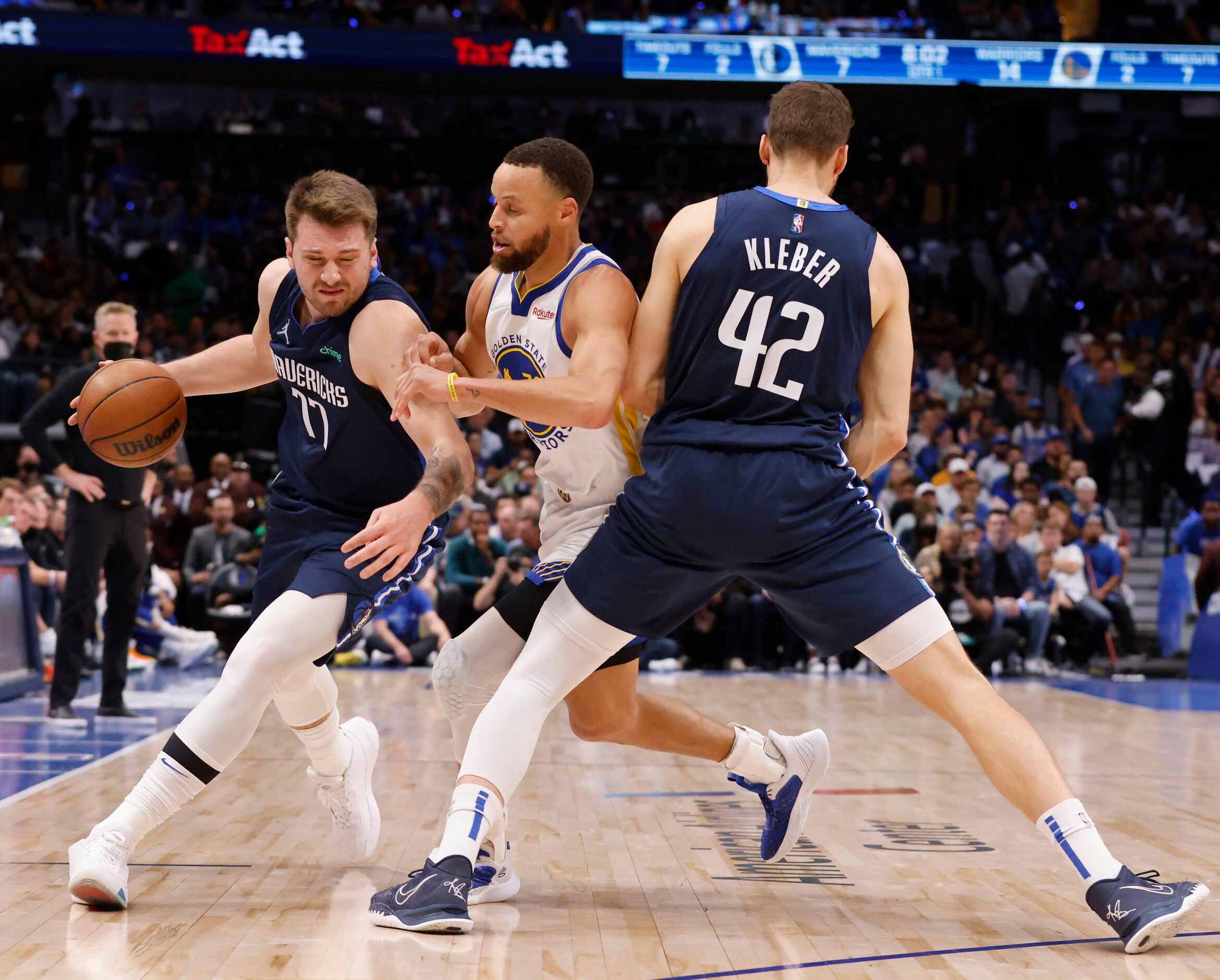 Dallas Mavericks guard Luka Doncic (77) drives around Golden State Warriors guard Stephen...