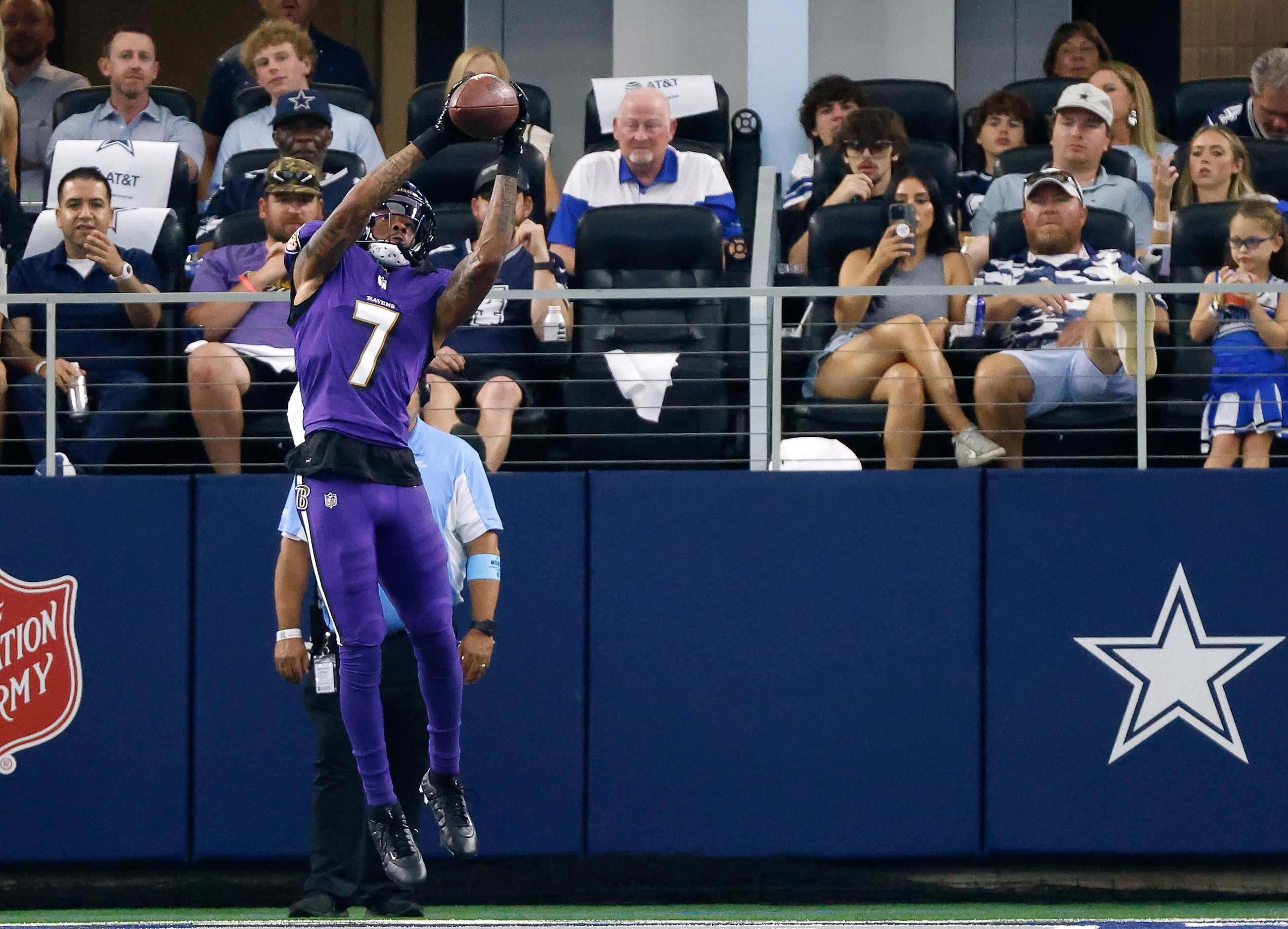 Baltimore Ravens wide receiver Rashod Bateman (7) catches a touchdown as he was uncovered by...