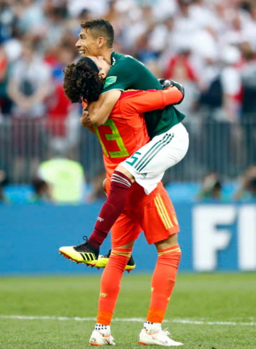 Jugadores mexicanos celebran el triunfo 1-0 sobre Alemania. Foto AP