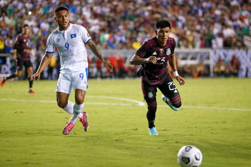 El mediocampista de la selección del Salvador, Walmer Martínez (izq), pelea un balón con el...