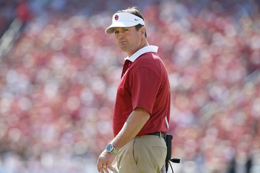 Oct 10, 2015; Dallas, TX, USA;  Oklahoma Sooners head coach Bob Stoops on the sidelines...