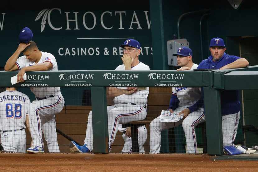 Texas Rangers manager Bruce Bochy (15), second from left, watches his players during the...