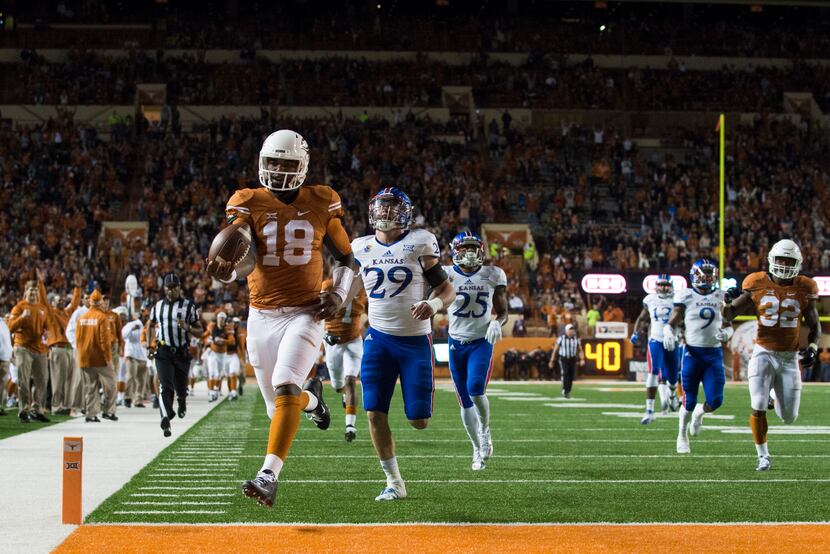 AUSTIN, TX - NOVEMBER 7:  Tyrone Swoopes #18 of the Texas Longhorns scrambles for a 44 yard...