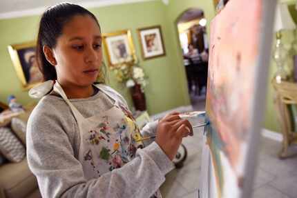 A Gabriella Sosa, de 14 años le encargaron 40 pinturas para los techos del Texas Health...