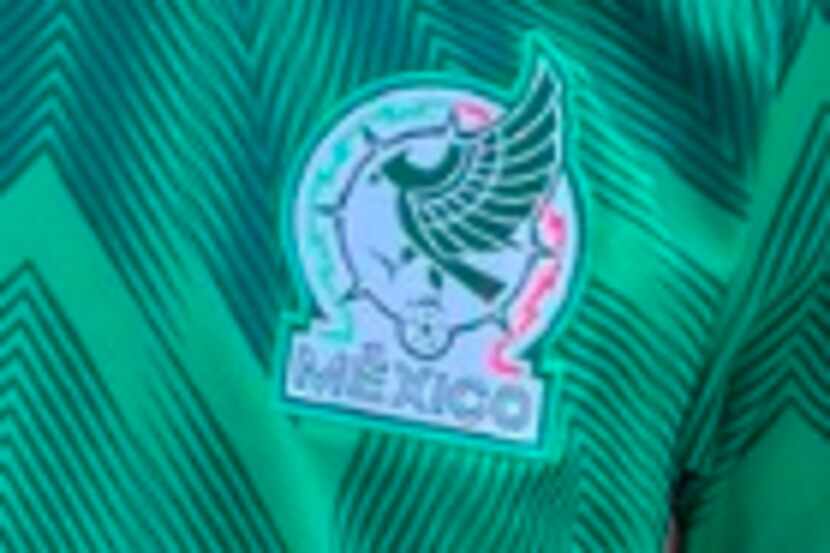 El nuevo escudo de la Federación Mexicana de Futbol aparece en el jersey de color verde.