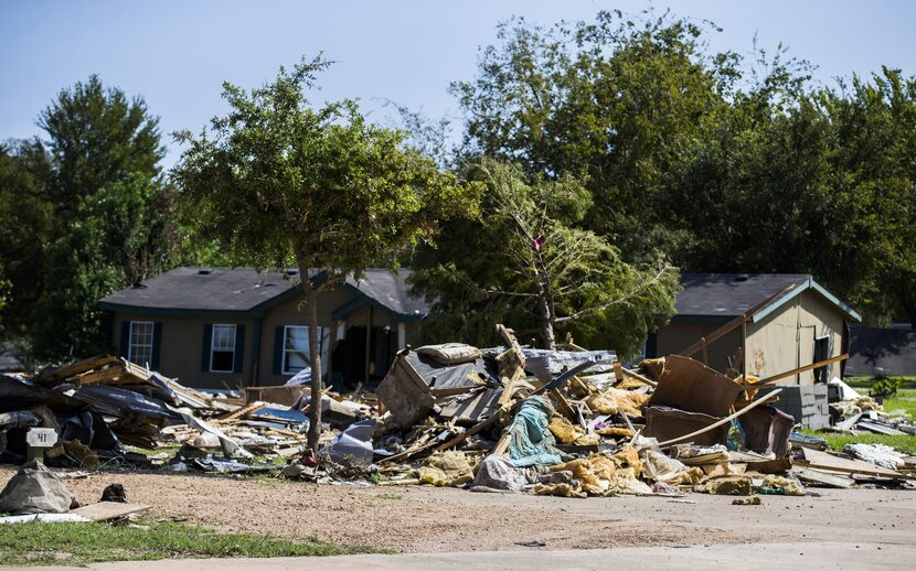 Restos de viviendas yacen en Colorado Landing RV Park en La Grange, Texas, donde miles...