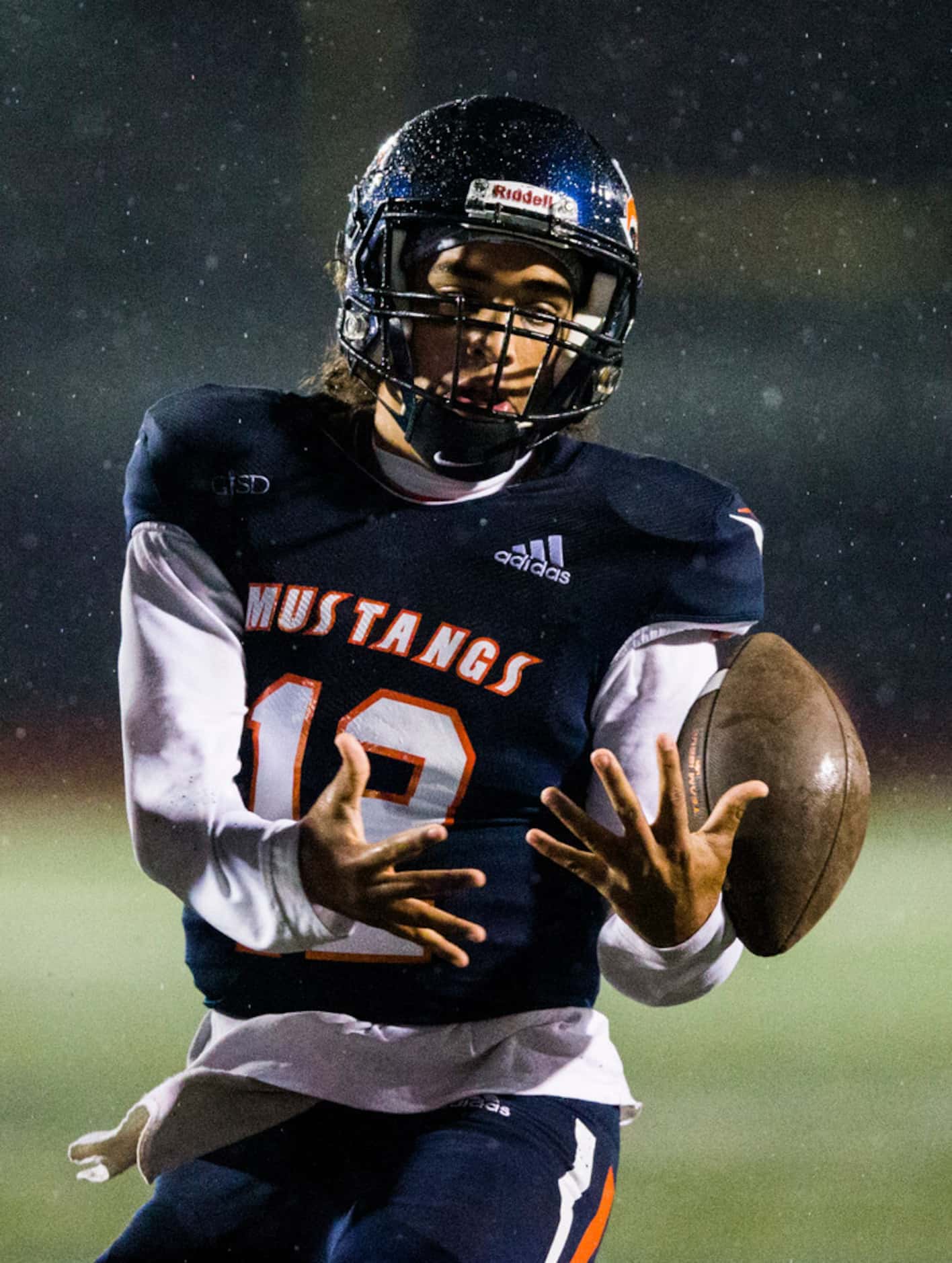 Sachse quarterback Xavier Forman (12) fumbles a snap during the fourth quarter of a District...