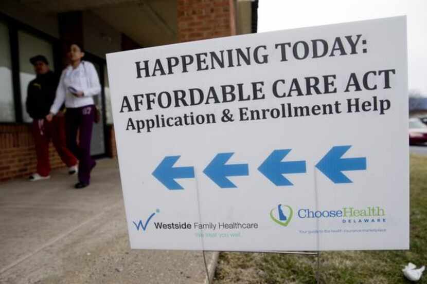 Una pancarta en una clínica en Bear, Delaware, promueve la inscripción al cuidado médico de...