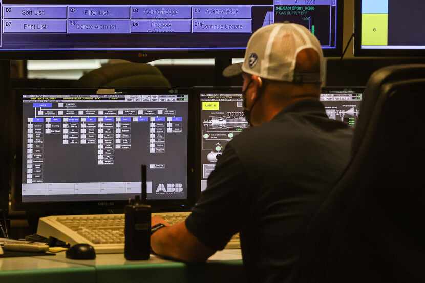 A control room operator monitors electricity generation at Vistra's Midlothian Energy Facility.