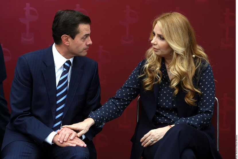 Foto de Peña Nieto y Angélica Rivera sentados, ella con su mano sobre la de él.