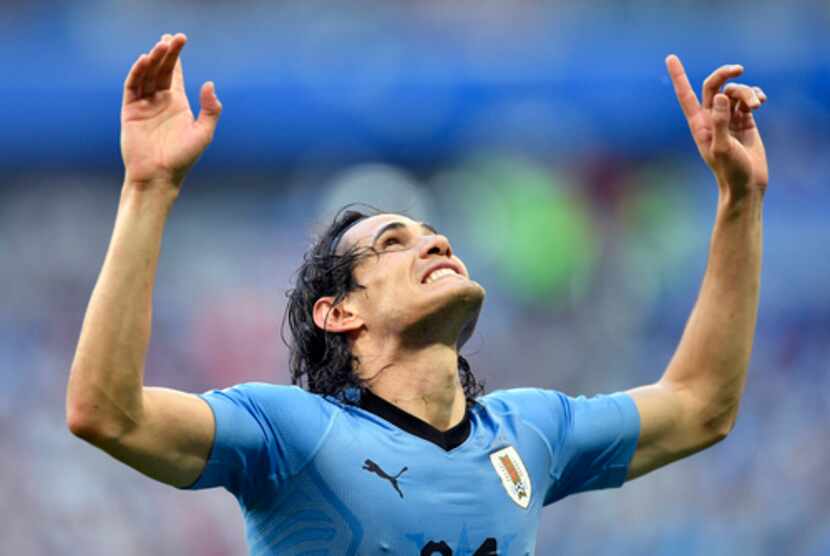 Edinson Cavani de Uruguay celebra después de anotar un gol contra Rusia, el lunes. (AP...