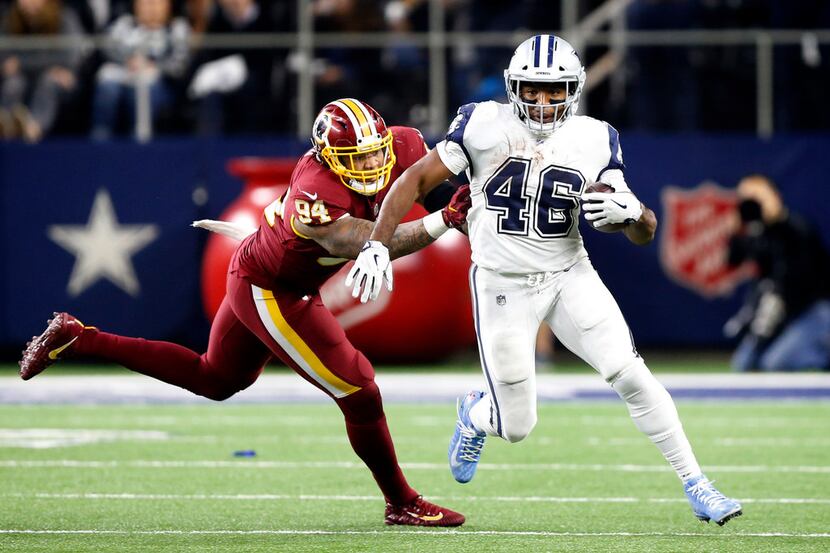 Dallas Cowboys running back Alfred Morris (46) races around the end as Washington Redskins...
