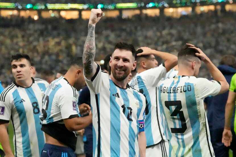 Lionel Messi de Argentina celebra después del partido de futbol final de la Copa del Mundo...