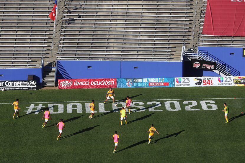 #Dallas2026 en el césped del Cotton Bowl. Foto Omar Vega para Al Día