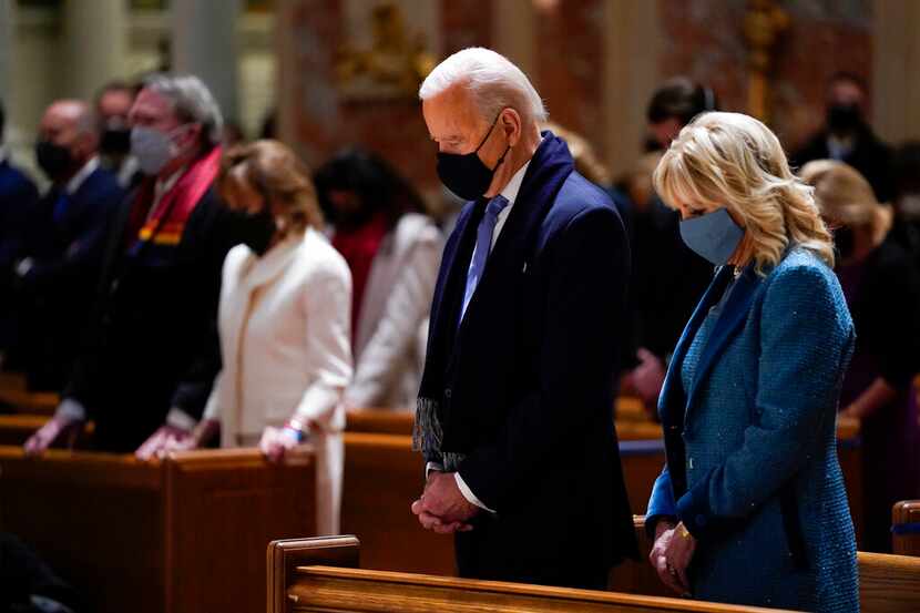 El presidente Joe Biden y su esposa Jill Biden en una misa en la Catedral de St. Matthew the...