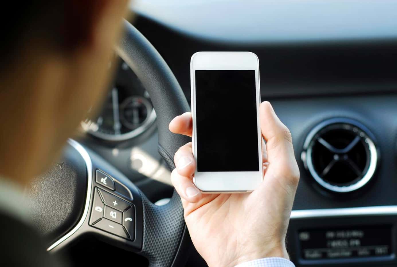 El gobernador Greg Abbott firmó una ley que prohibe el el texting mientras conduce un...