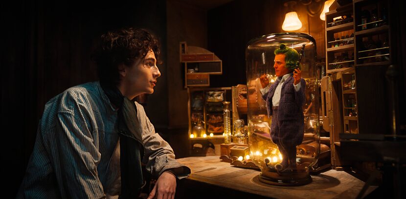 En esta imagen proporcionada por Warner Bros. Pictures, Timothee Chalamet, izquierda, y Hugh...