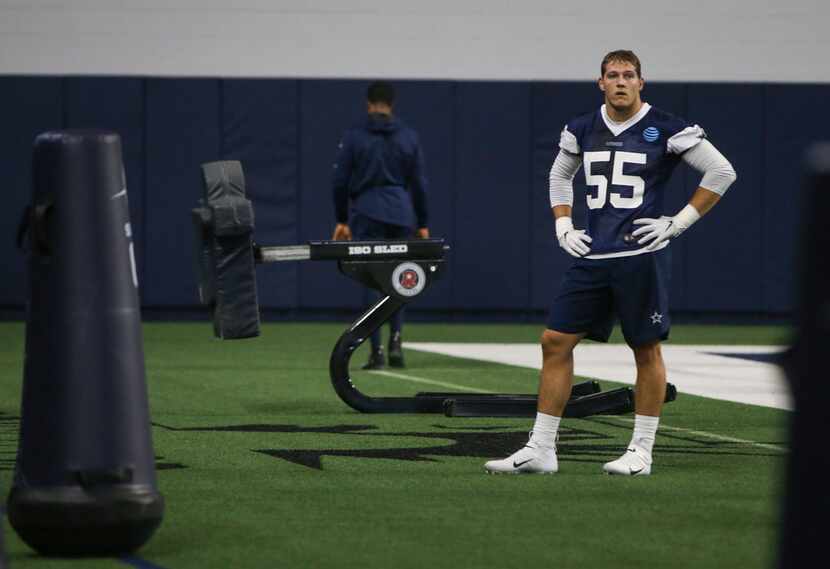 Dallas Cowboys linebacker Leighton Vander Esch (55) participates in a drill during a Cowboys...