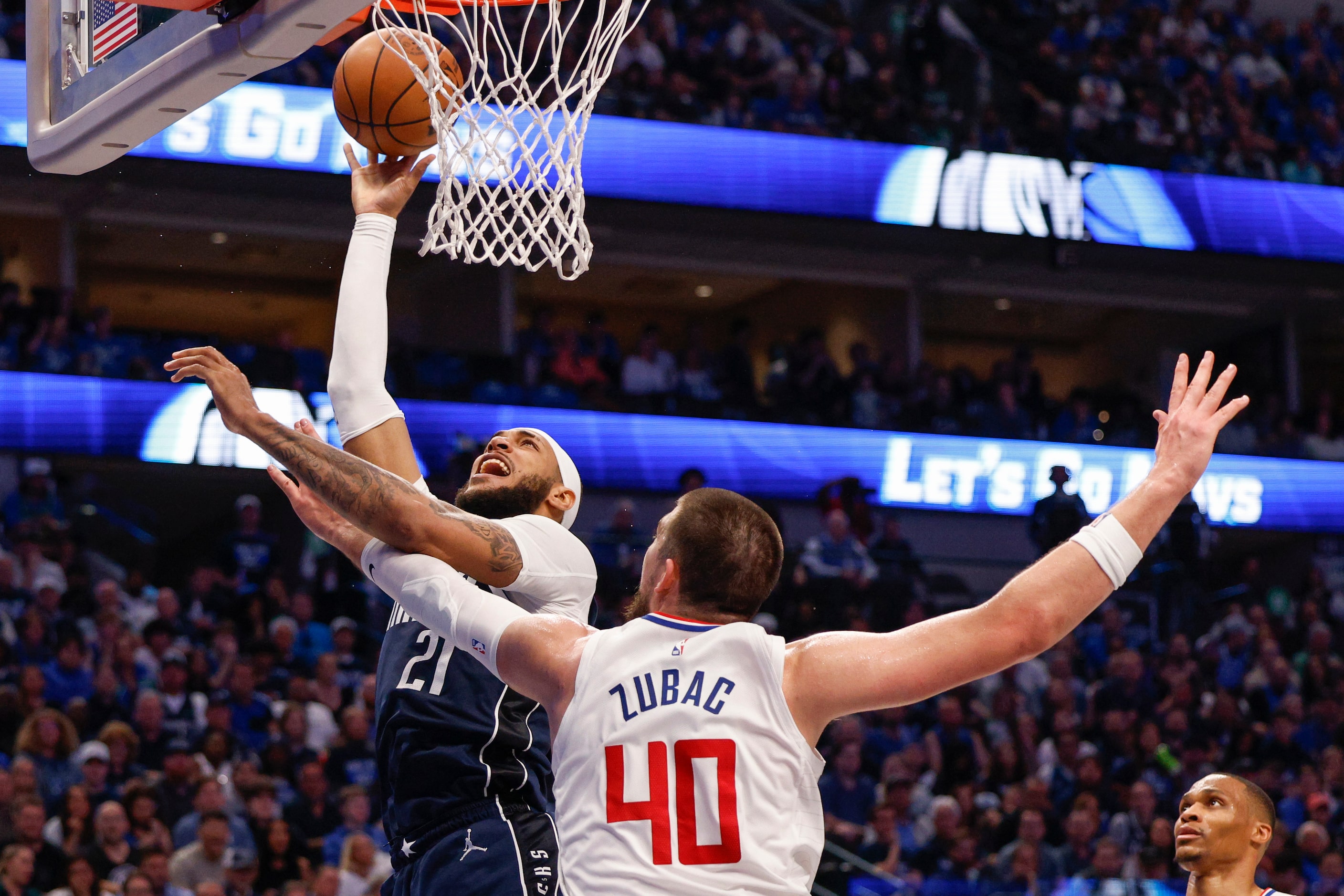 Dallas Mavericks center Daniel Gafford (21) attempts a layup against LA Clippers center...