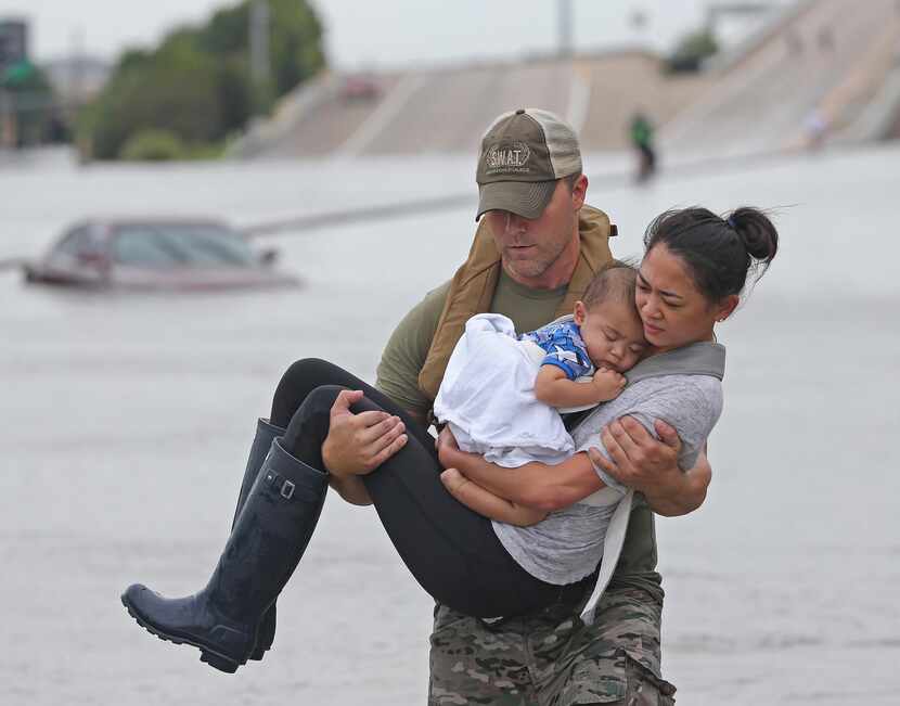 Daryl Hudeck, oficial de SWAT, rescata a Catherine Pham y su bebé de 13 meses. Esta imagen...