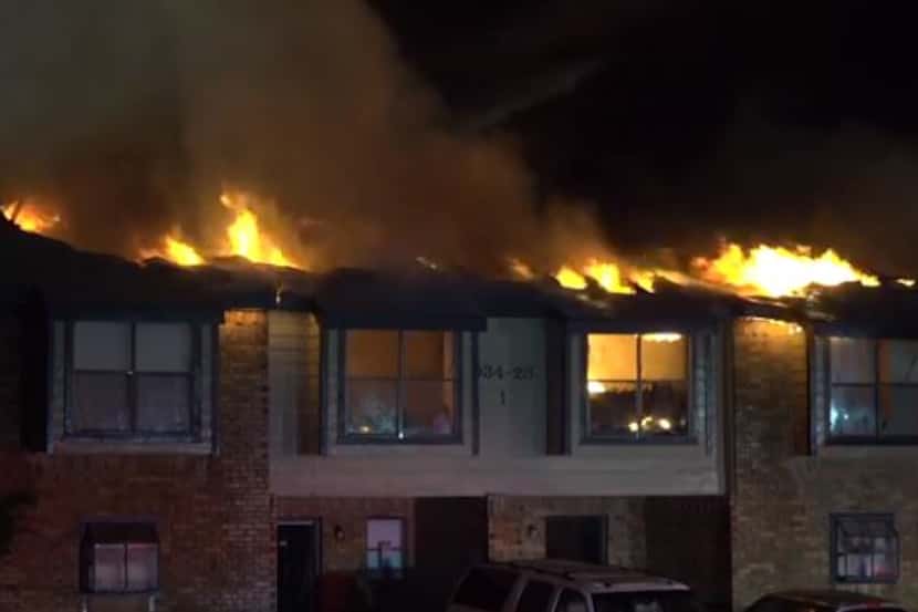Fuego se extendió por los techos de un complejo de apartamentos en Grapevine la mañana del...