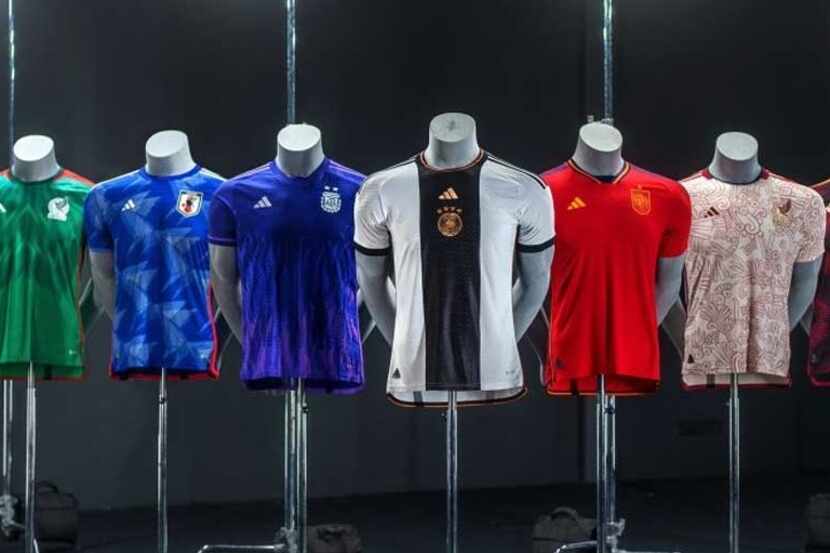 Algunos de los uniformes patrocinados por Adidas para el Mundial de Qatar 2022.