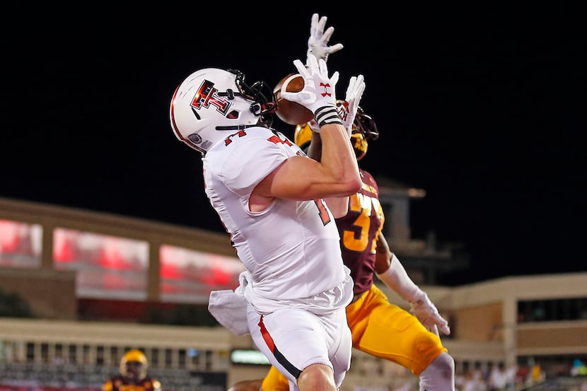 Texas Tech's Dylan Cantrell (14) catches a touchdown pass next to Arizona State's Joseph...
