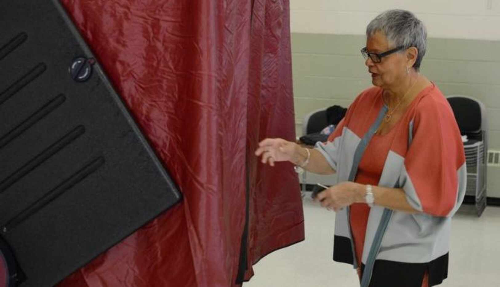 Bonnie Watson Coleman vota en un centro para ancianos en Ewing, Nueva Jersey. (AP/JOHN BERRY)
