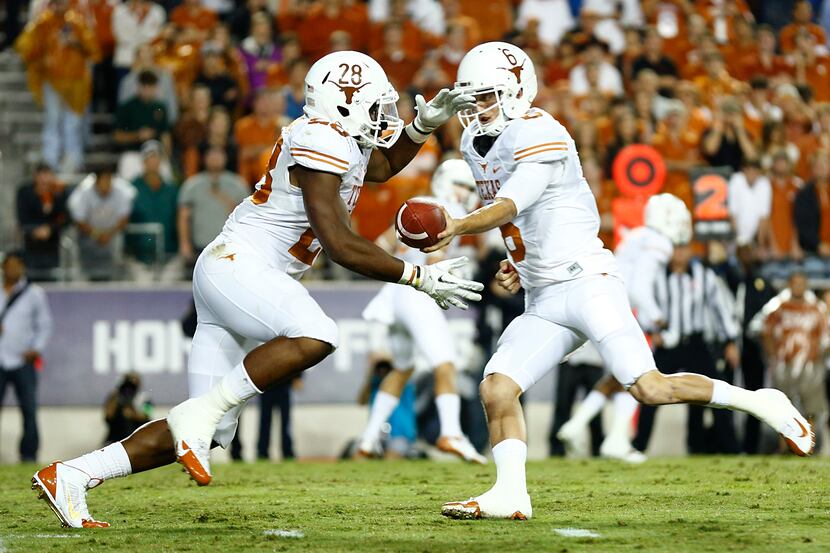 Texas Longhorns quarterback Case McCoy (6) hands off to running back Malcolm Brown (28) in...