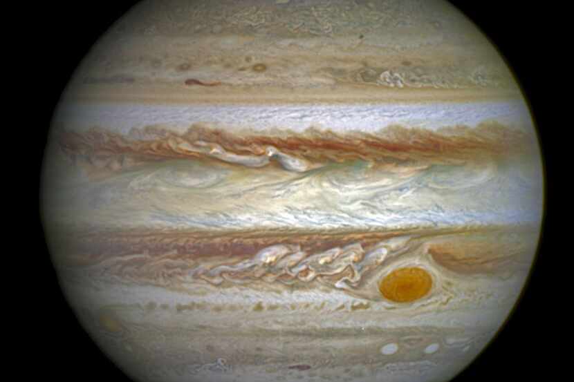 Una composición de imágenes de la NASA muestra a Júpiter y sus auroras. Se espera que Juno...