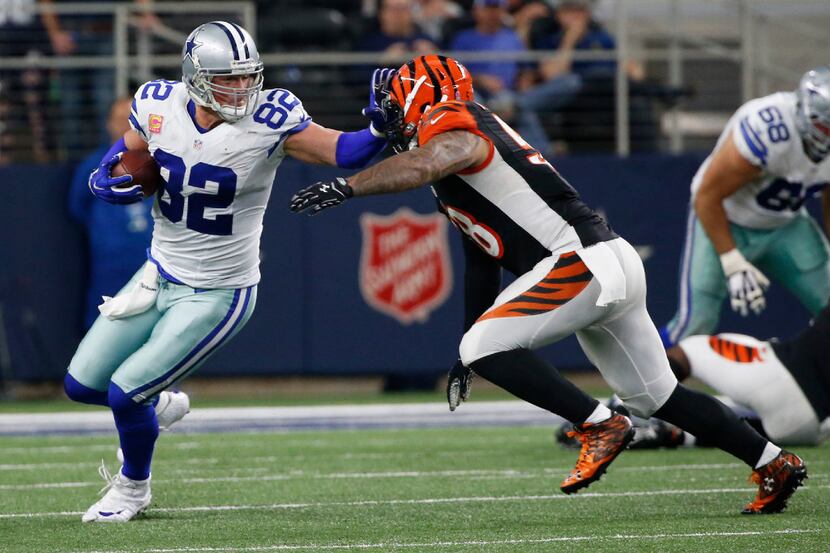 Dallas Cowboys tight end Jason Witten (82) blocks Cincinnati Bengals middle linebacker Rey...