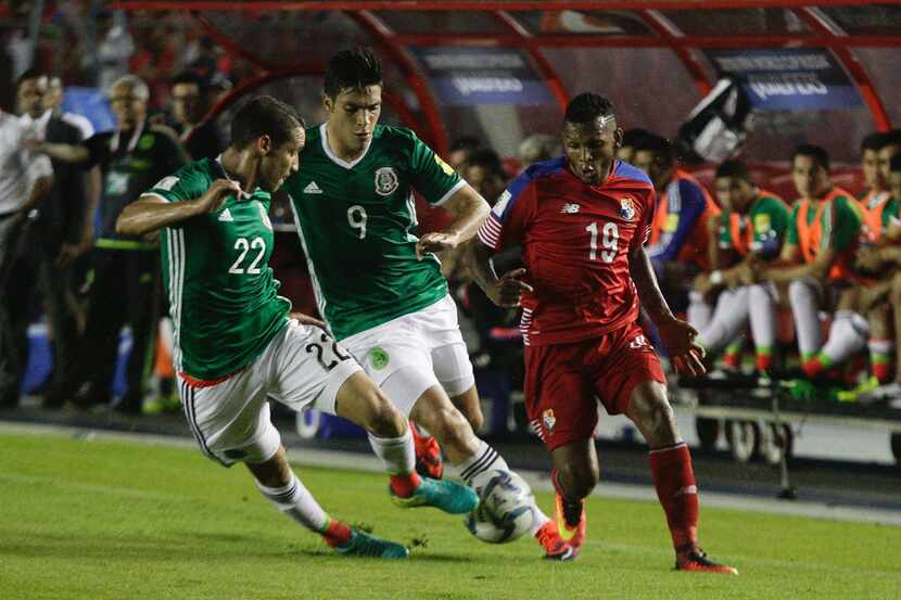 Jesús Dueñas (izq.) y la selección mexicana reciben a Panamá en el Hexagonal Final de...