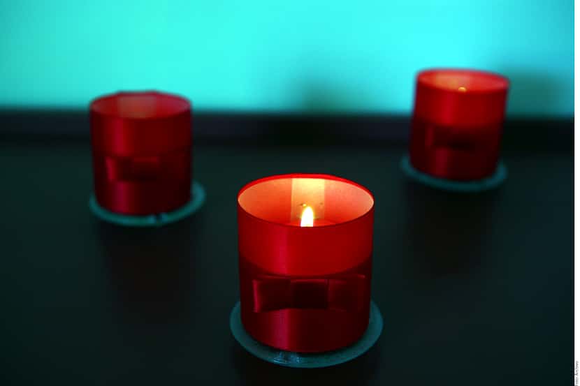 Un ritual que le dará luz a tu 2018 es poner velas de colores: azul trae tranquilidad al año...