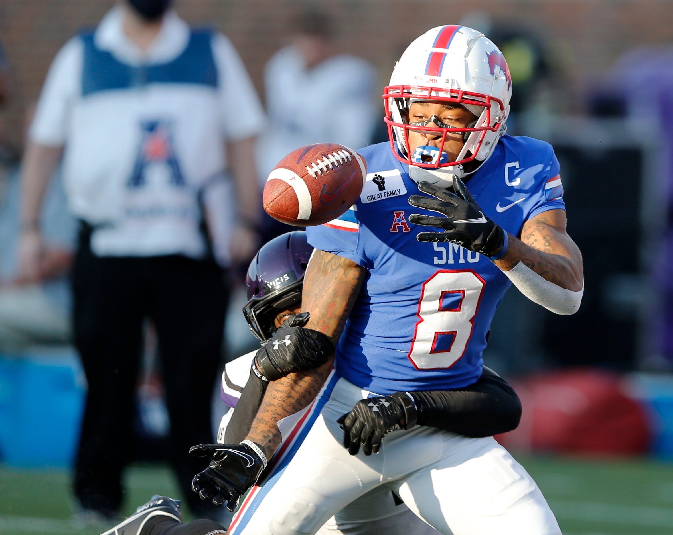 Stephen F. Austin Lumberjacks cornerback Willie Roberts (4) deflects a pass intended for...