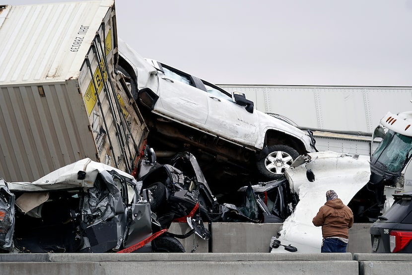 Decenas de vehículos colisionaron en la I-35W debido a las condicioens de hielo en la...