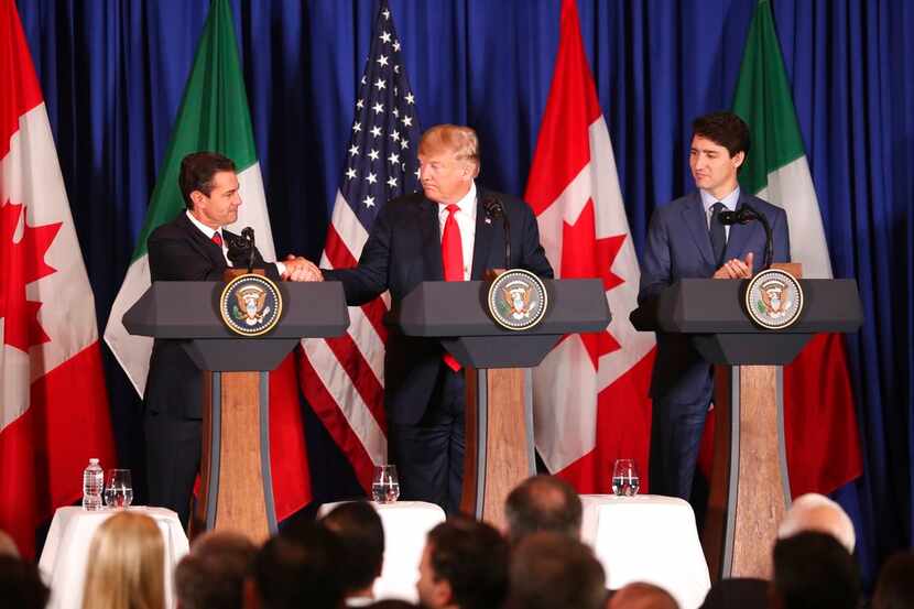 El presidente de México, Enrique Peña Nieto (izquierda), estrecha la mano del presidente...