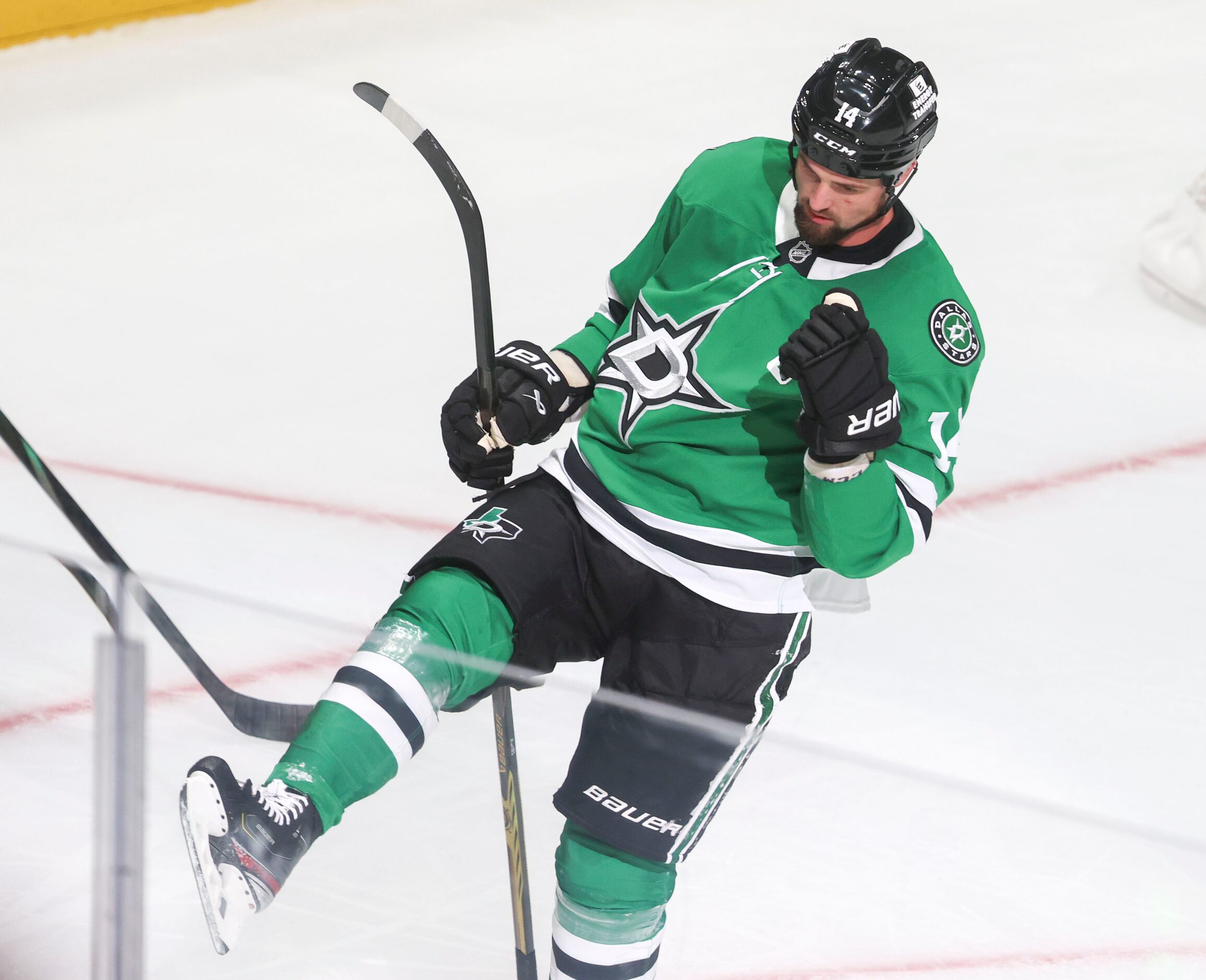 Dallas Stars left wing Jamie Benn (14) celebrates after scoring a goal during the second...