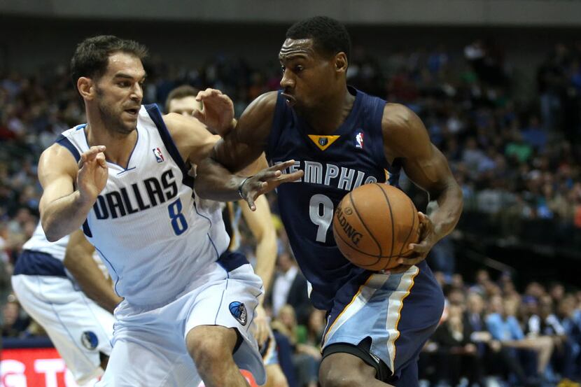 Memphis Grizzlies shooting guard Tony Allen (9) pushes past Dallas Mavericks point guard...