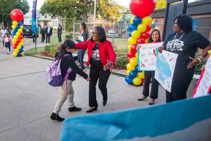 La directora Romikianta Sneed da la bienvenida a los estudiantes del MLK Learning Center, en...