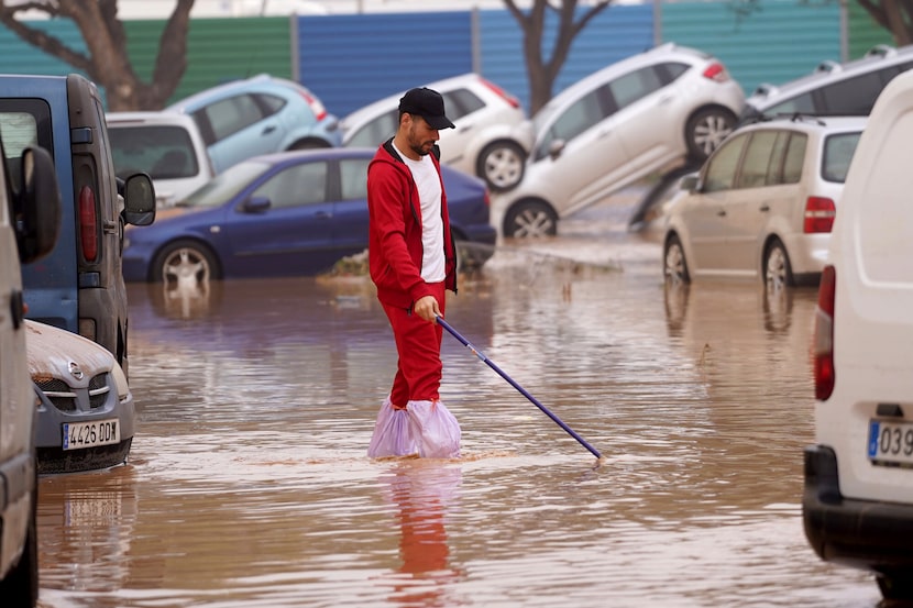 Un hombre camina entre calles inundadas en Valencia, España, el miércoles 30 de octubre de...