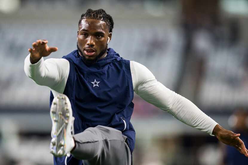 Cowboys linebacker Jaylon Smith warms up before a game against the New York Giants on...