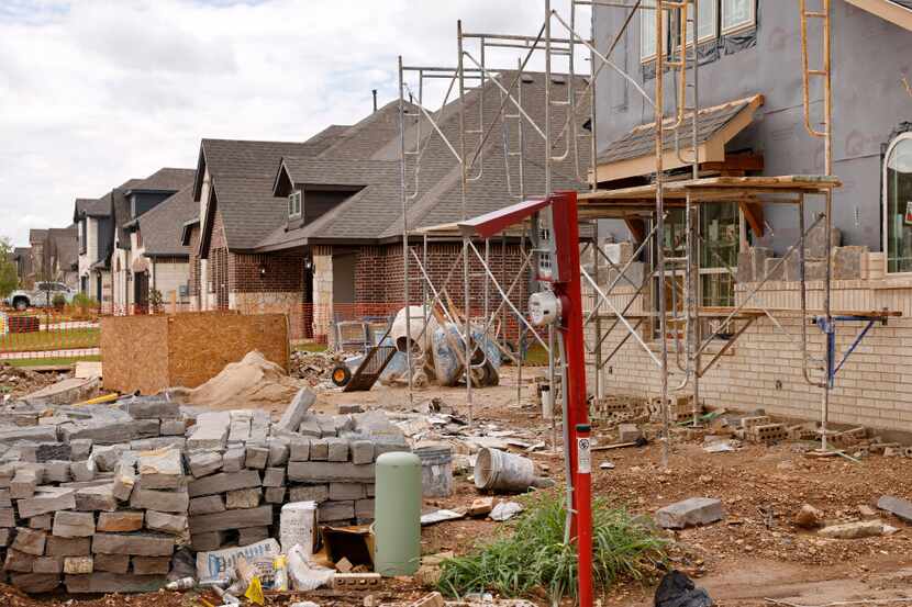 Nuevas casas en construcción en una comunidad cerca de la ruta FM 156 en Justin, Texas, en...