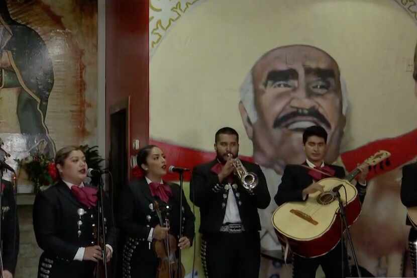 Un grupo de mariachi rindió tributo a Vicente Fernández en la Birriería y Taquería Cortez de...