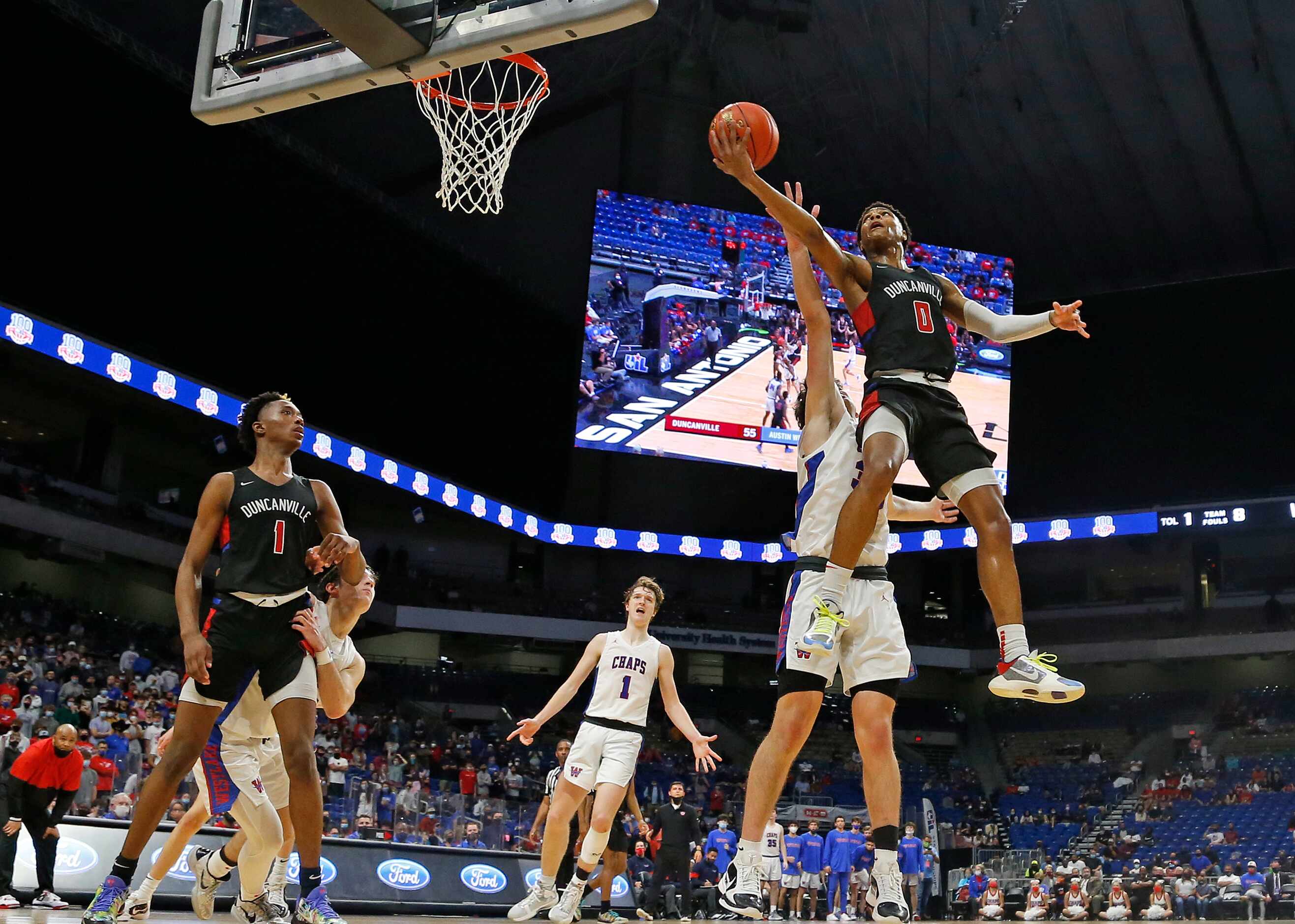 Duncanville Zhuric Phelps #0 drives for two late in fourth quarter. UIL boys Class 6A...