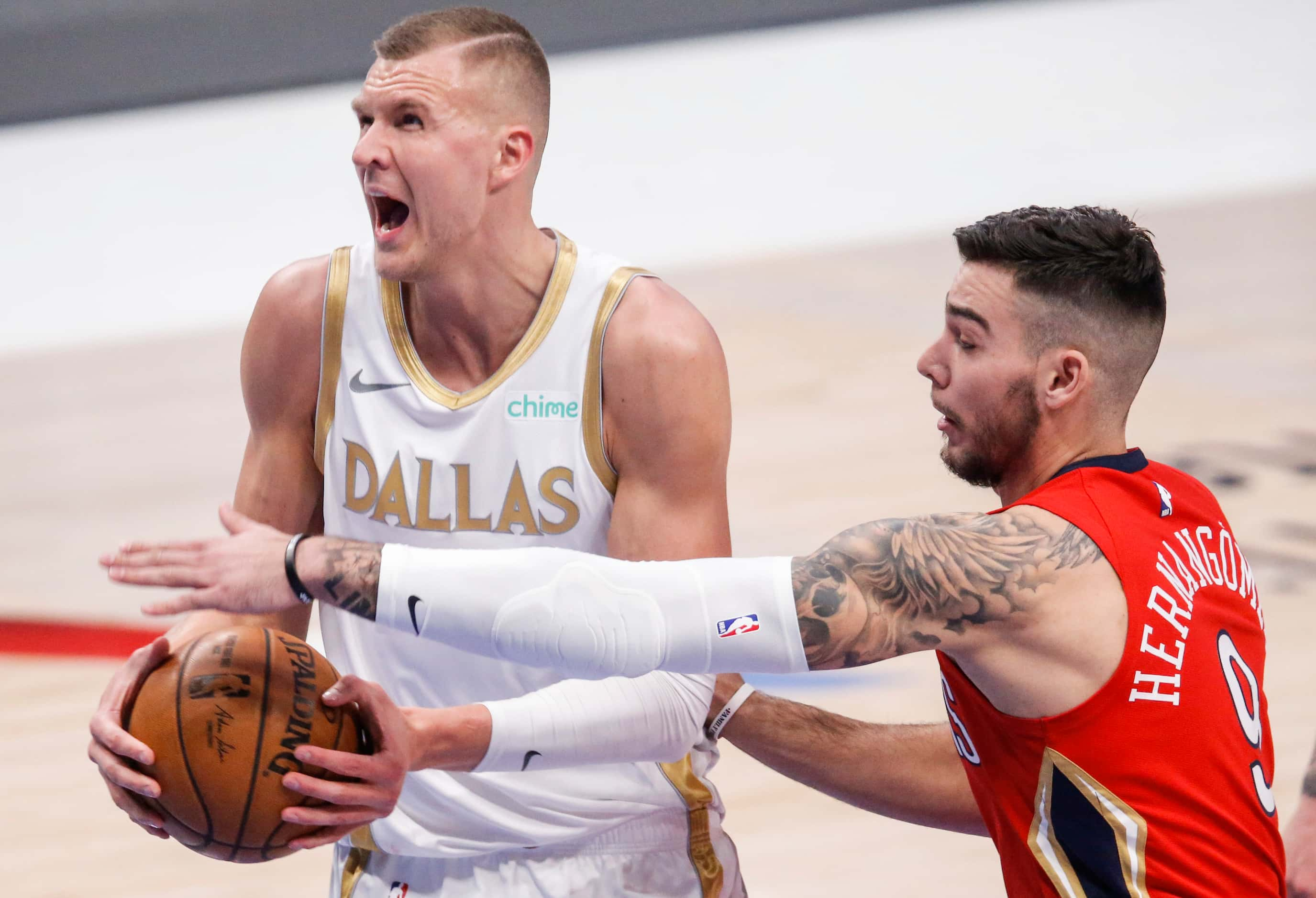 Dallas Mavericks forward Kristaps Porzingis (6) battles New Orleans Pelicans forward Willy...